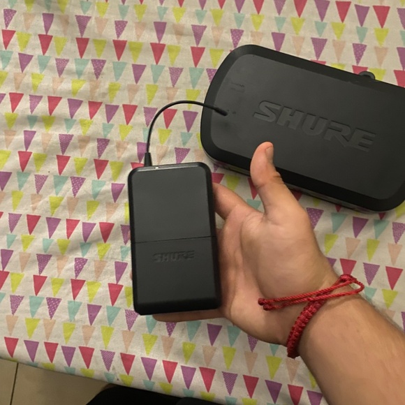 shure wireless system lav mic/ guitar wireless - Picture 4 of 5